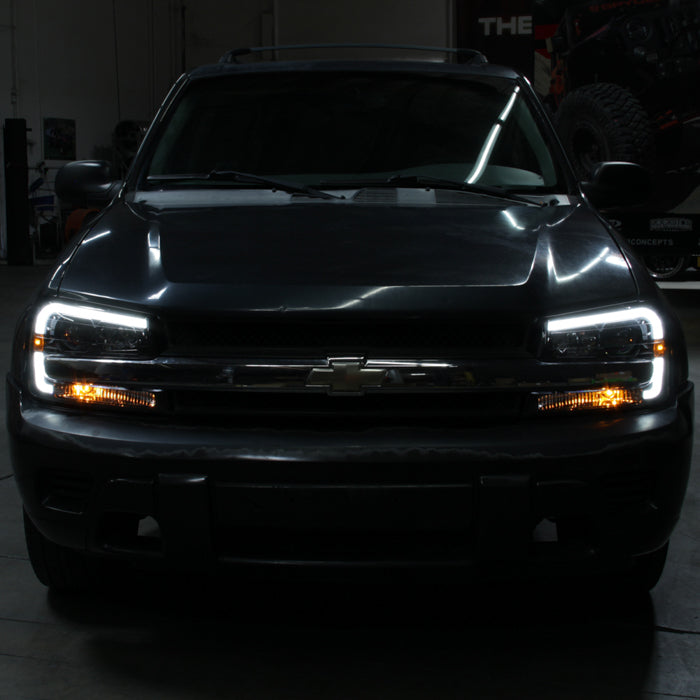 SPYDER xTune 02-09 Chevrolet Trailblazer Projector Headlights Light Bar DRL - Black (PRO-JH-CTB02-LBDRL-BK) 9050749