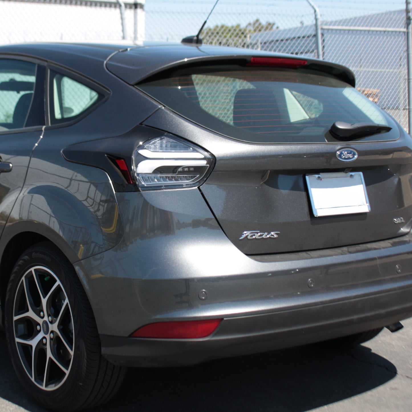 Spyder 15-17 Ford Focus Hatchback LED Tail Lights w/Indicator/Reverse - Black (ALT-YD-FF155D-LED-BK) 5085719