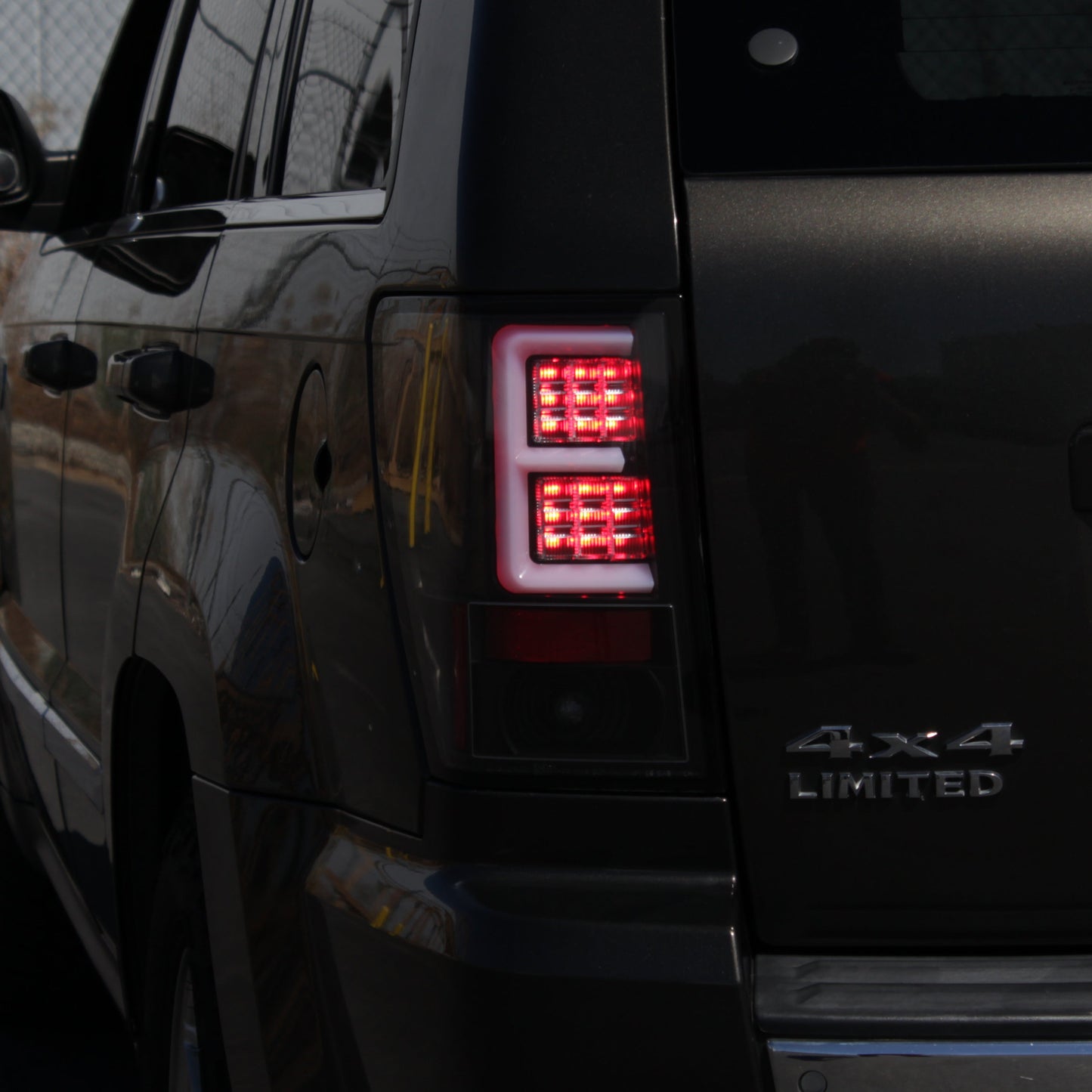 Spyder 07-10 Jeep Grand Cherokee Light Bar LED Tail Lights - Black Smoke ALT-YD-JGC07V2-LB-BSM 5086662