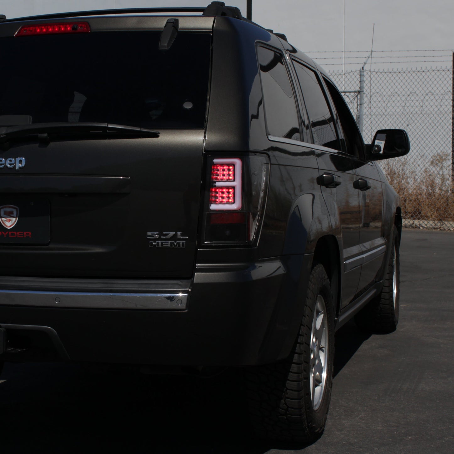 Spyder 07-10 Jeep Grand Cherokee Light Bar LED Tail Lights - Black Smoke ALT-YD-JGC07V2-LB-BSM 5086662