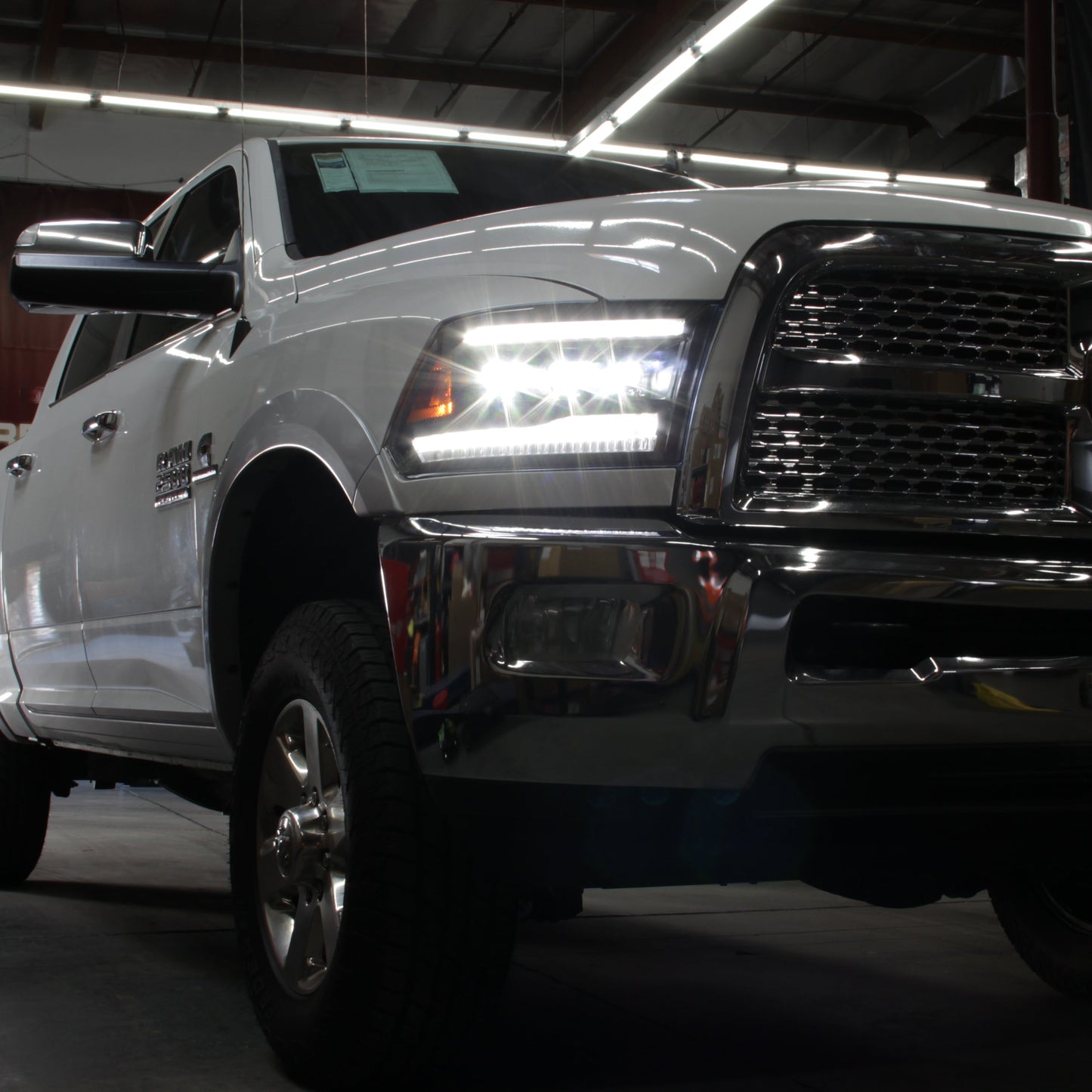 SPYDER 13-18 Dodge RAM 1500 / 13-19 RAM 2500/3500 Projector Headlights 5088673