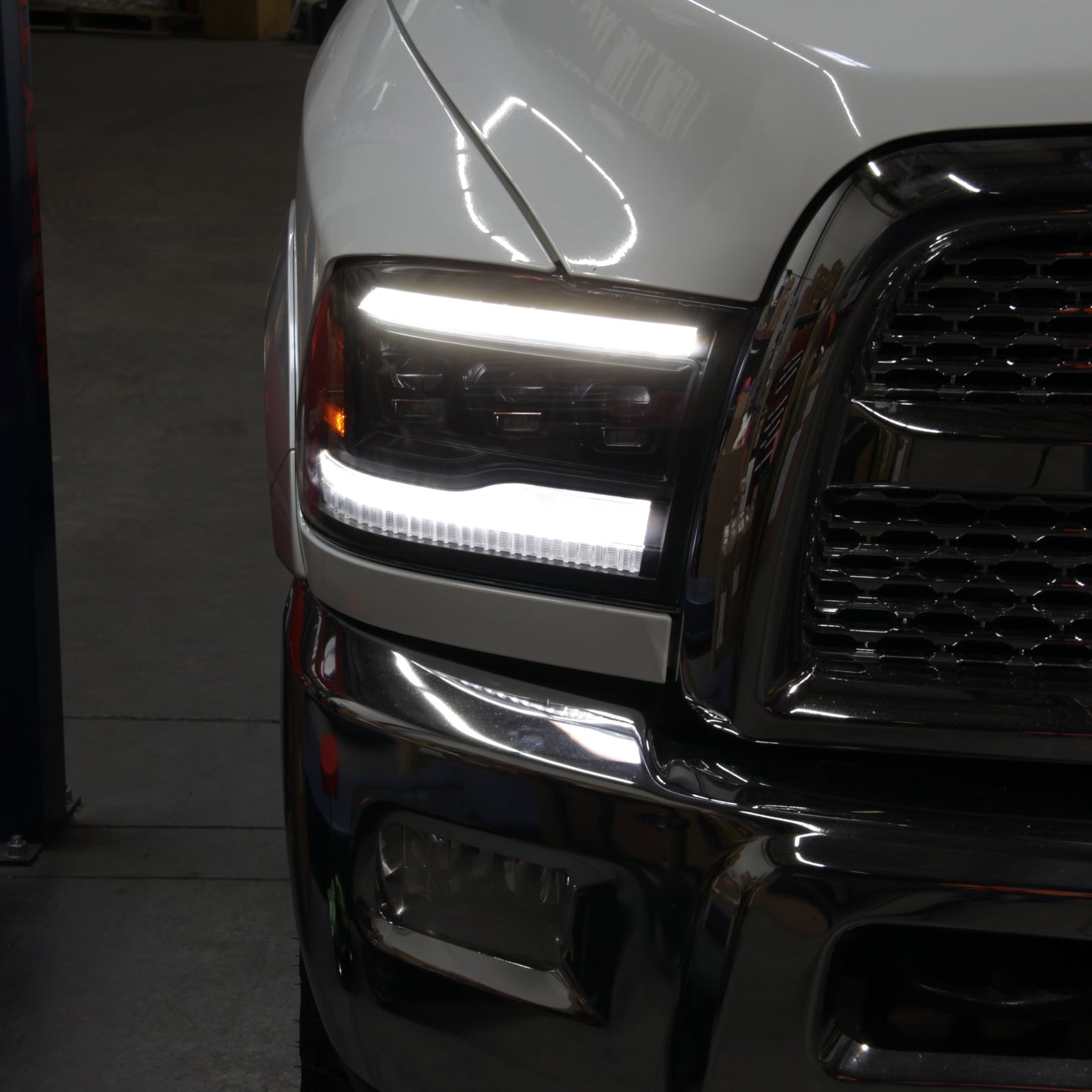 SPYDER 13-18 Dodge RAM 1500 / 13-19 RAM 2500/3500 Projector Headlights 5088673