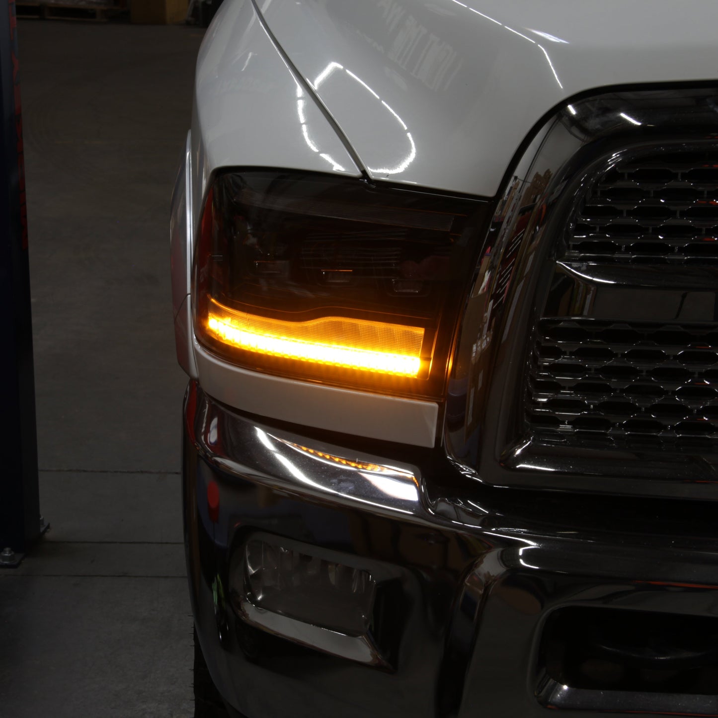 SPYDER 13-18 Dodge RAM 1500 / 13-19 RAM 2500/3500 Projector Headlights 5088673