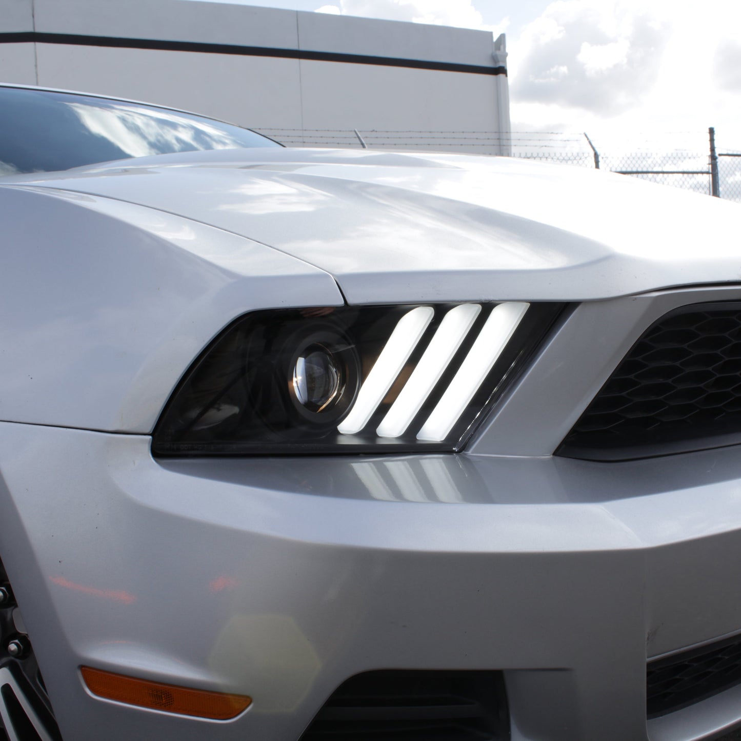 Spyder 10-13 Ford Mustang - Halogen - Projector Headlights - LED Signals -Black (PRO-YD-FM2010V2-BK) 5085429