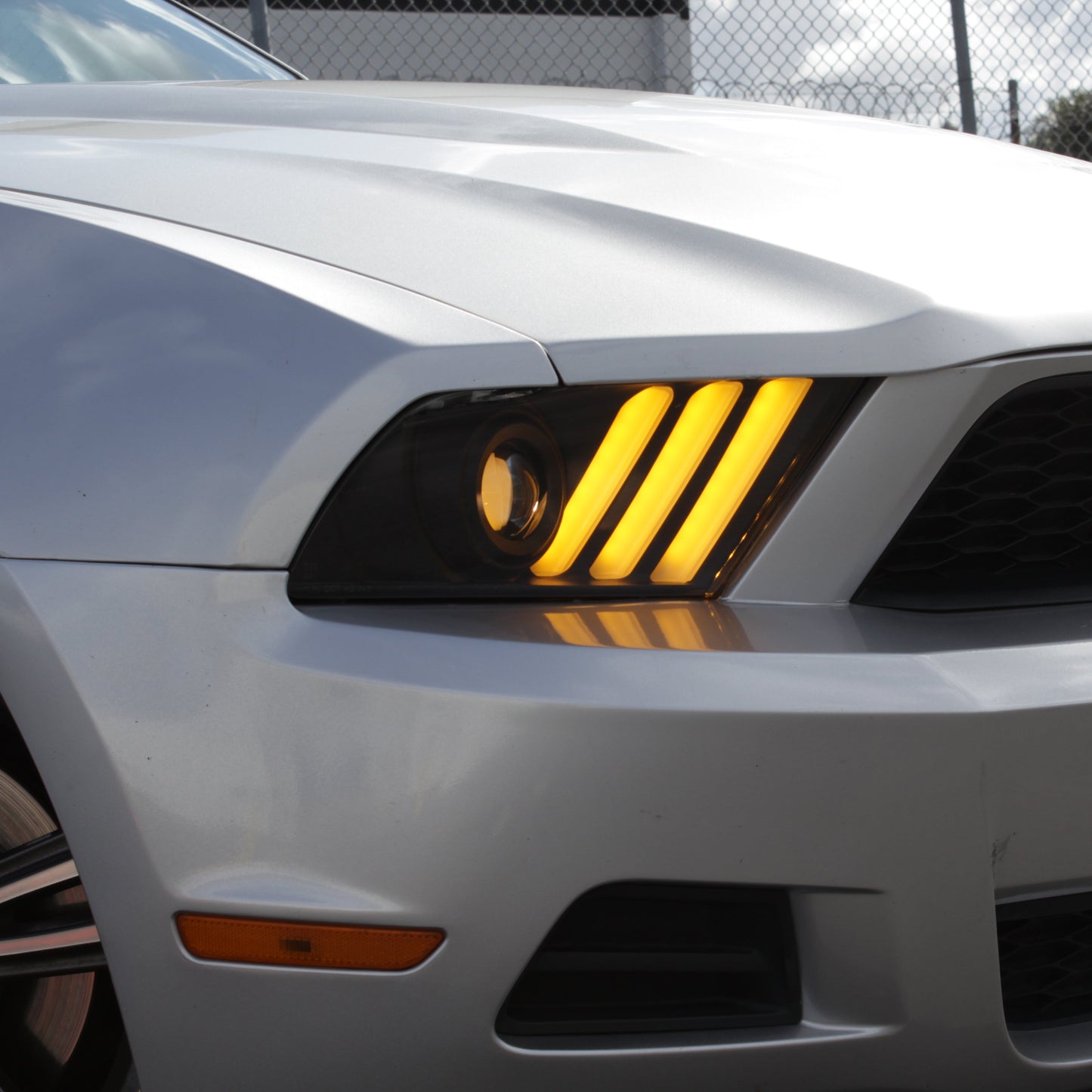 Spyder 10-13 Ford Mustang - Halogen - Projector Headlights - LED Signals -Black (PRO-YD-FM2010V2-BK) 5085429