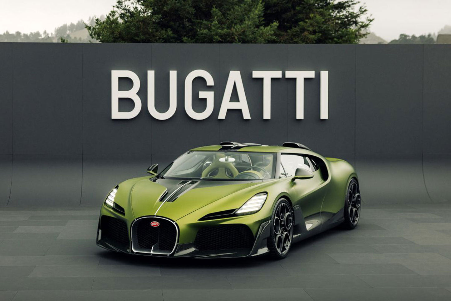 MR Models 2025 Bugatti Brouillard Launch Version Green Metallic/Black Carbon WITH DISPLAY 1:18